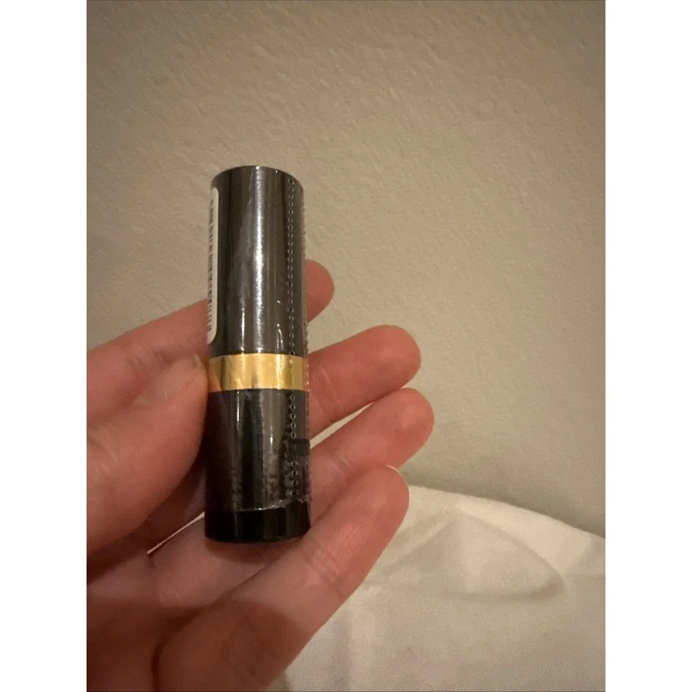 Revlon Super Lustrous Lipstick – 520 Wine With Everything – New/sealed
